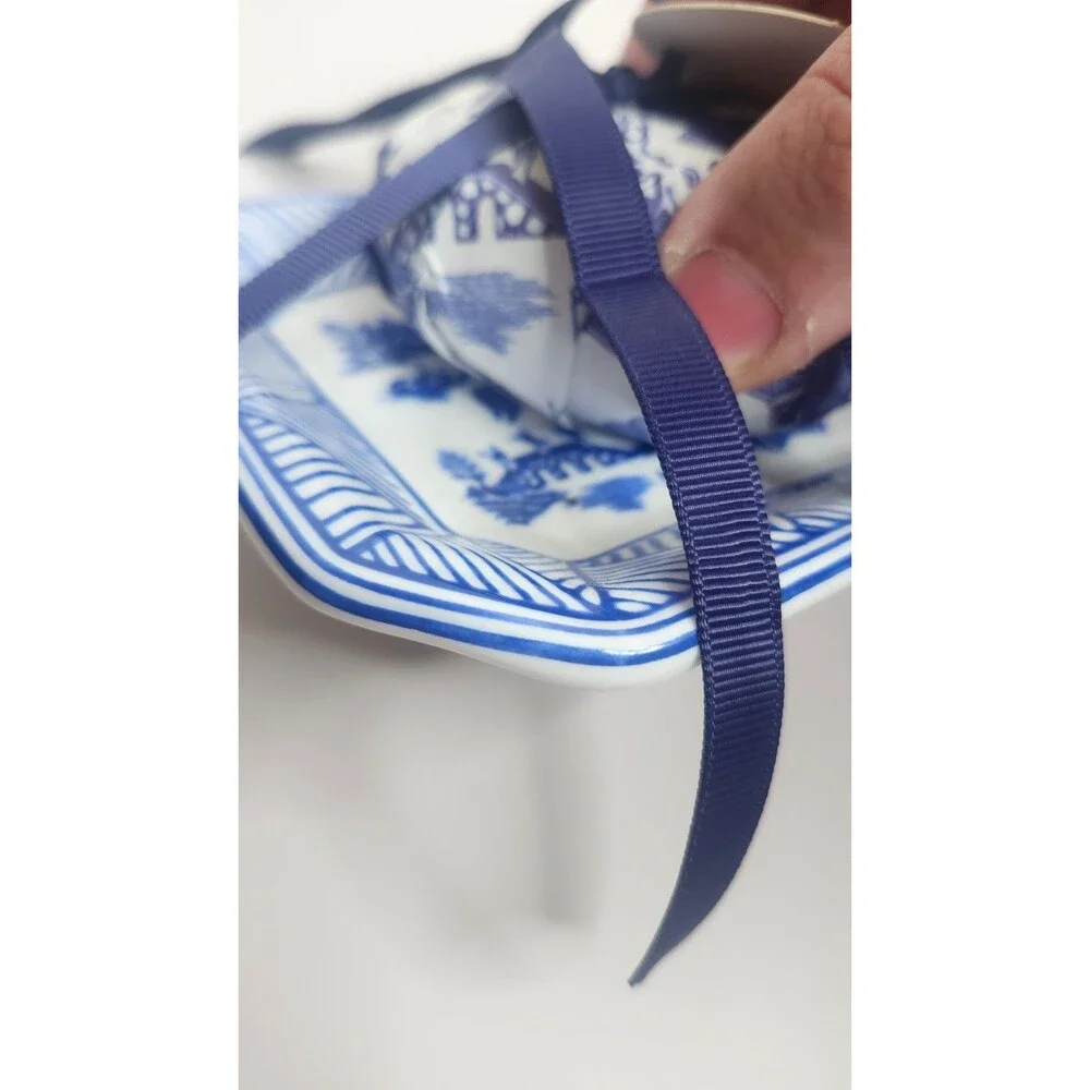 Two's Company Blue Willow Sandalwood French Milled Soap with Dish NWT